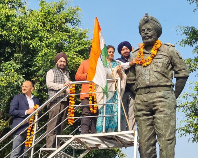 Former Minister and BJP vice president, Priya Sethi and others prominent people garlanding the statue of Gen. Bikram Singh at Bikram Chowk Jammu on Saturday. -Excelsior/Rakesh