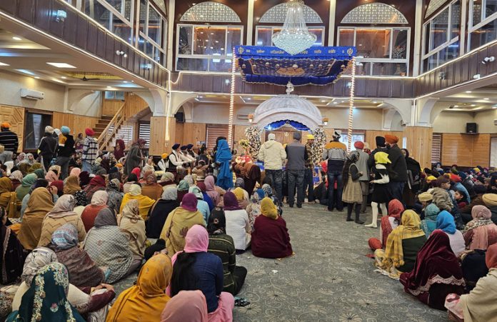 Devotees at Gurudwara Chatti Padshahi, Rainawari to observe the Prakash Parv of Guru Nanak Devi in Srinagar on Wednesday. —Excelsior/Shakeel