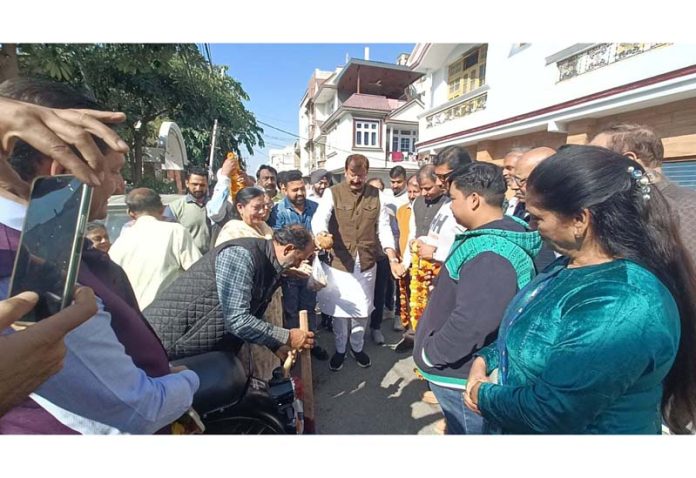 MLA Arvind Gupta inaugurating drinking water project.