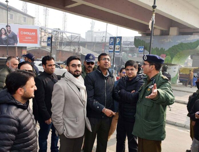 Div Com Kashmir reviewing traffic decongestion plan for Srinagar City on Saturday.