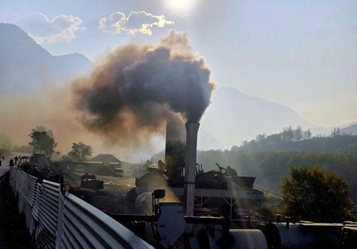 View of toxic smoke emanating from a hot mix plant at Poshwan Colony Gantmulla in north Kashmir's Baramulla District. -Excelsior/Aabid Nabi