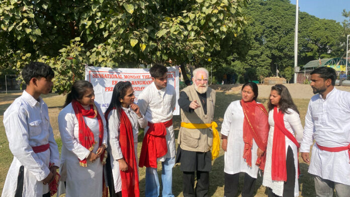 Artists performing during street play ‘Ek Sath Rang Mandal’ in Jammu on Monday. Artists performing during street play ‘Ek Sath Rang Mandal’ in Jammu on Monday.