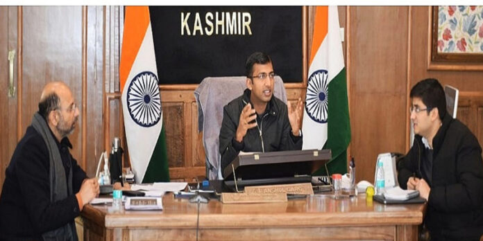 Div Com chairing a meeting of Handicarft and Handloom departments