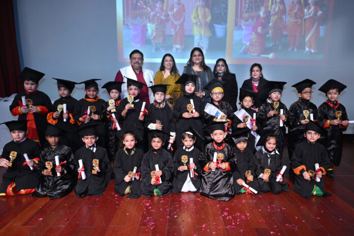 Daffodils Care Convent Playway School students posing along with dignitaries.
