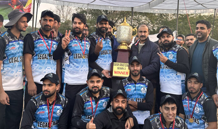 Chief guest presenting trophy to winning team. Chief guest presenting trophy to winning team.