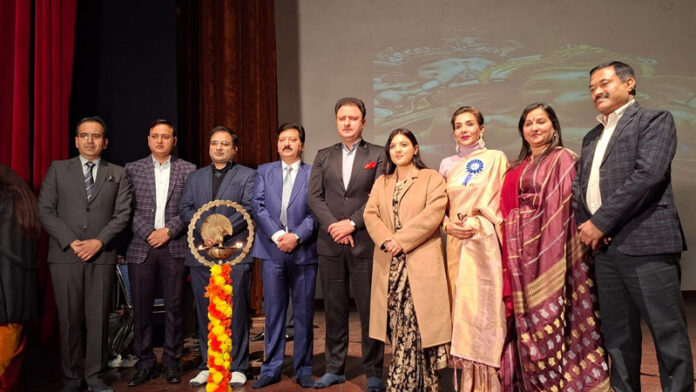 Dignitaries posing for a group photograph during lamp lighting ceremony.