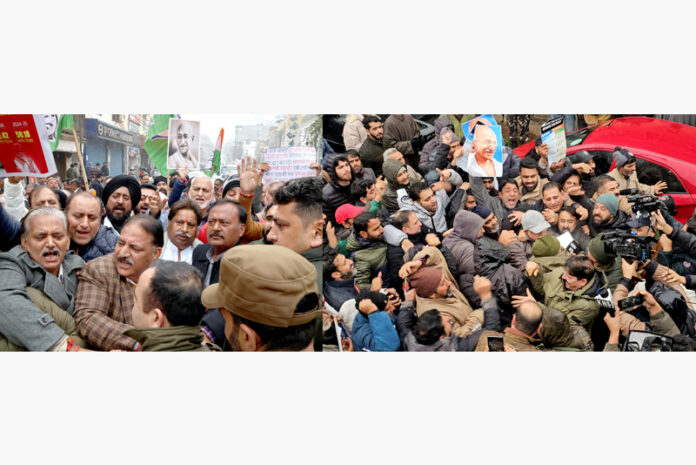 Protesting Cong leaders and workers in Jammu (L) and Srinagar (R) on Sunday. -Excelsior/Rakesh/Shakeel