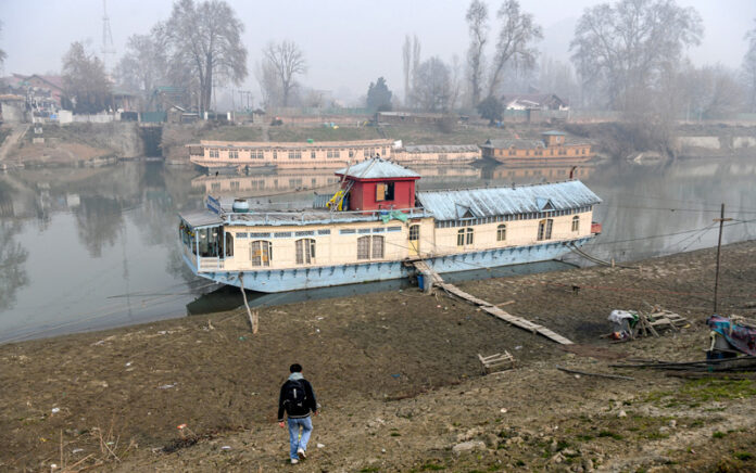 A view of the parched Jhelum riverbed in Srinagar on Thursday amid the prolonged dry spell. — Excelsior/Shakeel A view of the parched Jhelum riverbed in Srinagar on Thursday amid the prolonged dry spell. — Excelsior/Shakeel
