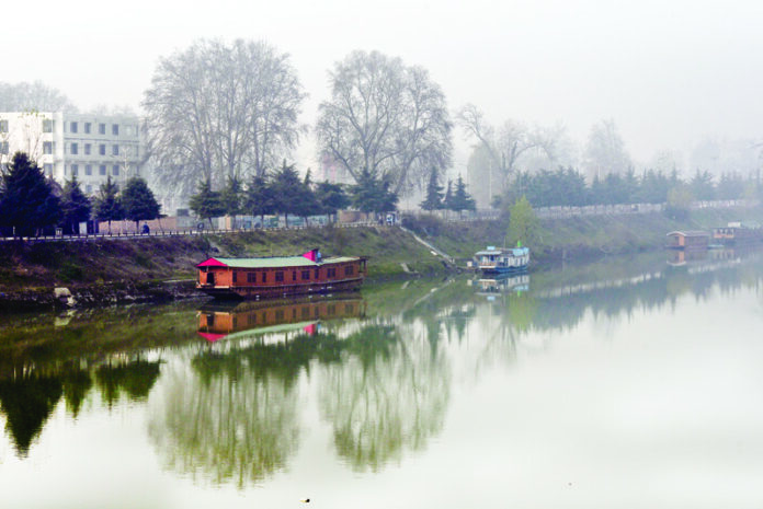 Dense fog engulfs Srinagar, reducing visibility and making early morning movement difficult for motorists and pedestrians on Monday. -Excelsior/Shakeel Dense fog engulfs Srinagar, reducing visibility and making early morning movement difficult for motorists and pedestrians on Monday. -Excelsior/Shakeel