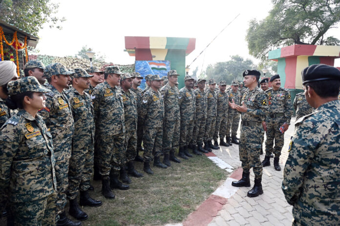 DG BSF Praveen Kumar addressing the jawans.