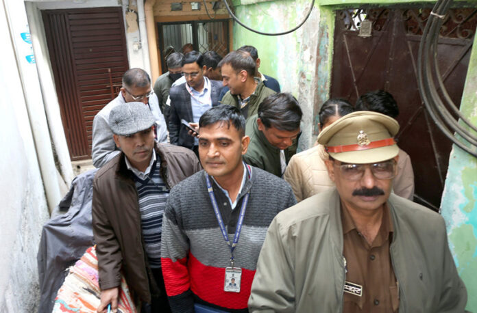 NIA team conducts raid at the residence of Delhi blast mastermind Shaheen at Khandari Bazaar, Lalbagh in Lucknow on Monday. (UNI)