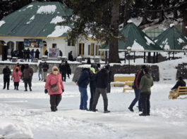 Tourists enjoy fresh snowfall in Gulmarg. -Excelsior/Aabid Nabi