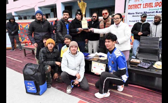 Winning team posing along with trophy during prize distribution ceremony. Winning team posing along with trophy during prize distribution ceremony.