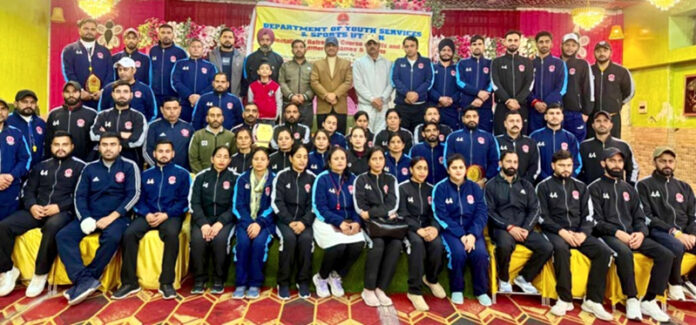 ReKs and PETs posing with dignitaries on valedictory function of refresher course.