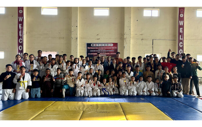 Players posing along with dignitaries during prize distribution ceremony.