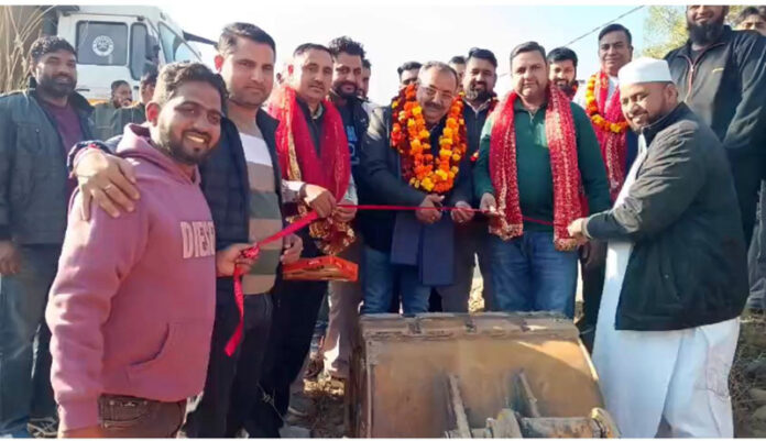 MLA Bahu, Ch Vikram Randhawa kick starting crate work at Chaata on Monday. MLA Bahu, Ch Vikram Randhawa kick starting crate work at Chaata on Monday.