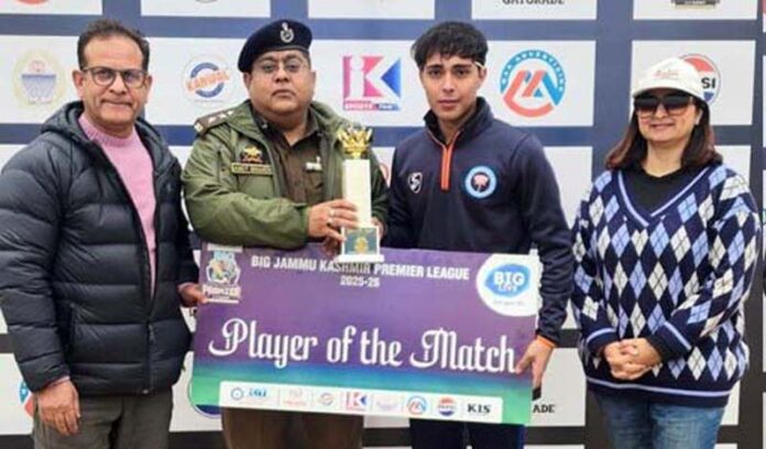 SSP Traffic, Amit Bhasin presenting cheque and trophy to man of the match awardee.