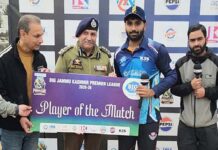 DIG Shiv Kumar Sharma presenting cheque to player of match.