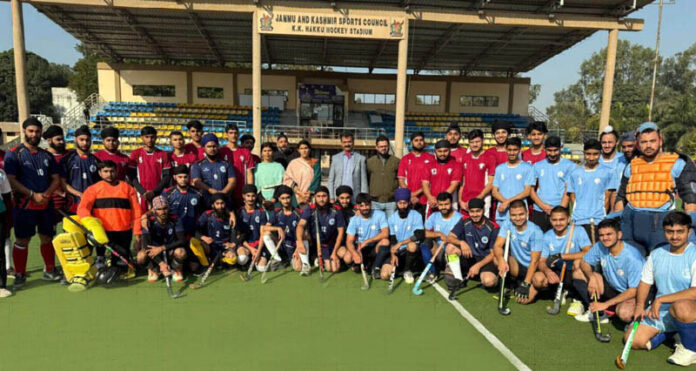 Hockey players posing along with dignitaries.