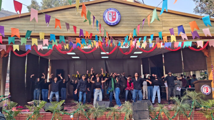 Students of MIER College of Education presenting energetic dance during “Fiesta 2.0”.