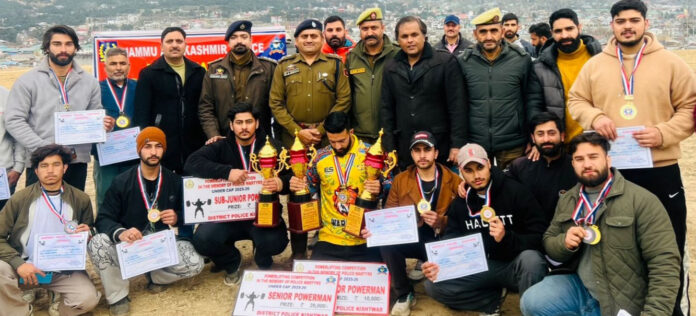 Dignitaries posing along with winners during prize distribution ceremony. -Excelsior/Tilak Raj