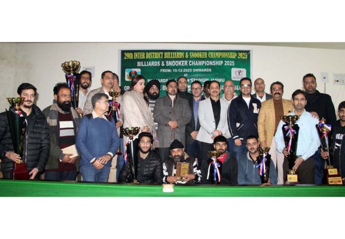 Dignitaries posing along with winners during prize distribution ceremony. -Excelsior/Rakesh
