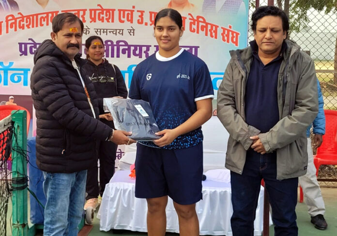 Rujula Dubey receiving award from dignitaries.