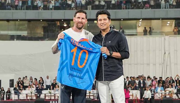 Sachin Tendulkar presenting jerscy to Lionel Messi in Mumbai.
