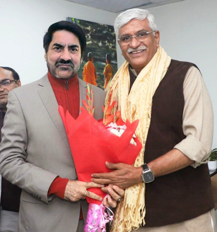 Padamshiri Balwant Thakur meeting Union Minister for Tourism and Culture, Gajendra Singh Shekhawat at New Delhi.
