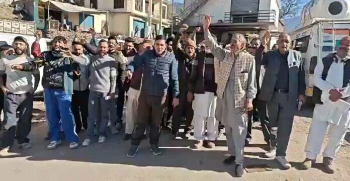 People protest against PDD over inflated power bills at Khwas in Rajouri. —Excelsior/Imran People protest against PDD over inflated power bills at Khwas in Rajouri. —Excelsior/Imran