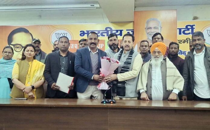 The employees Union leaders of JMC during a meeting with BJP leaders including party general secretary, Baldev Singh Billawaria at Jammu on Thursday.