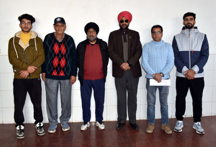 Cyclists posing along with dignitaries.