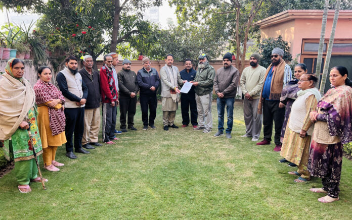 People of various wards of Jammu submitting a memorandum to former Dy Mayor and BJP general secretary Baldev Singh Billawaria on Friday.