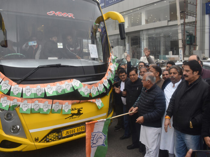 JKPCC chief, Tariq Hameed Karra flagging off Cong contingent at Jammu to take part in party Maha Rally in Delhi. — Excelsior/ Rakesh