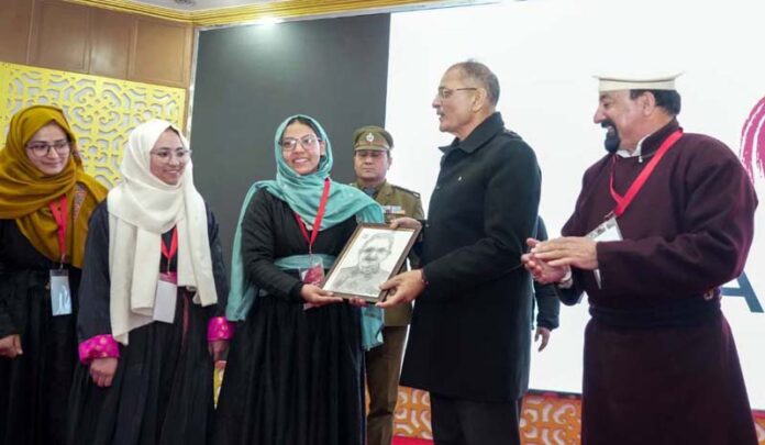 Students presenting a memento to LG Kavinder Gupta in Leh. Students presenting a memento to LG Kavinder Gupta in Leh.