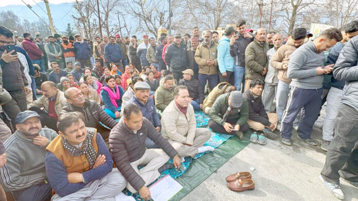 People protesting in Kishtwar against killing and atrocities on Hindus in Bangladesh