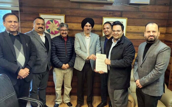 ASSOCHAM J&K delegation submitting a memorandum of demands to Principal Secretary I&C Vikramjit Singh in Jammu on Friday.