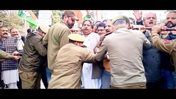 Congress activists, policemen during scuffle near BJP office at Trikuta Nagar in Jammu. —Excelsior/Rakesh Congress activists, policemen during scuffle near BJP office at Trikuta Nagar in Jammu. —Excelsior/Rakesh