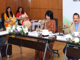 Union Minister Dr. Jitendra Singh addressing the “Hindi Salahkar Samiti” meeting at New Delhi on Monday.