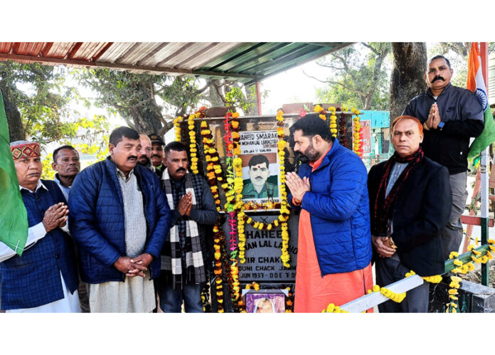 BJP leader paying tribute to Vir Chakra Awardee Mohan Lal Lakhotra in a function on Sunday. BJP leader paying tribute to Vir Chakra Awardee Mohan Lal Lakhotra in a function on Sunday.
