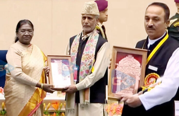Craftsmen Manzoor Ahmad Khan and Khawaja Nazir Ali being conferred National Awards by President of India Draupadi Murmu at New Delhi on Tuesday.
