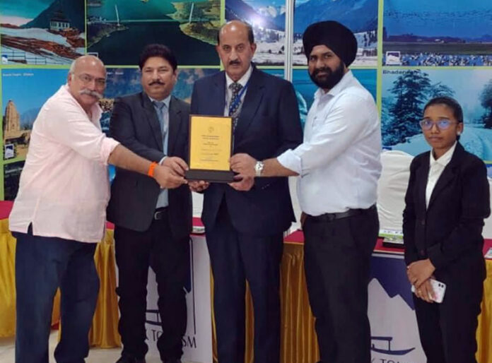 J&K Tourism Department officers receiving award at IITE Madurai.