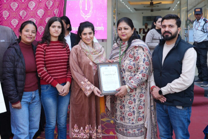 Kashish Gupta, CEO Talla Jewellers presenting a memento during a function in Jammu.