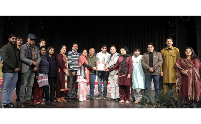 Dr Javaid Rahi, Divisional Head JKAACL Jammu presenting memento to artists. Dr Javaid Rahi, Divisional Head JKAACL Jammu presenting memento to artists.