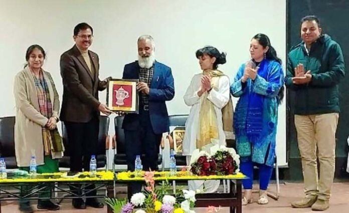 Prof Pankaj Srivastava presenting a memento to Prof Md Zubair Kales during the Induction Programme.