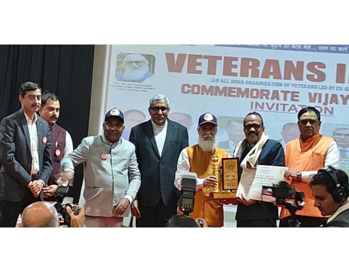 Vice-Chancellor of Cluster University of Jammu receiving Pride of Nation Award 2025.