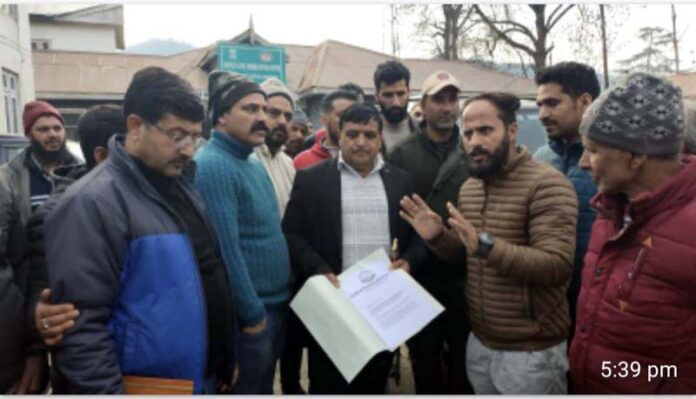 A deputation of Bhaderwah Beopar Mandal meeting MLA, Daleep Singh Parihar on Thursday. -Excelsior/Tilak Raj