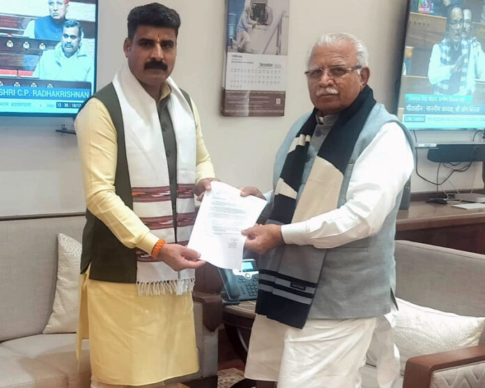 Pawan Khajuria submitting memorandum to Union Minister Manohar Lal Khattar at New Delhi.