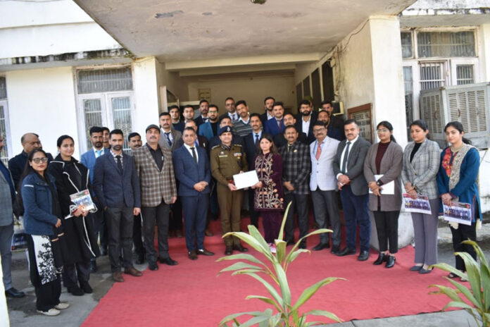 Officers participating in a training course at SKPA posing for a group photograph with SSP Benam Tosh.