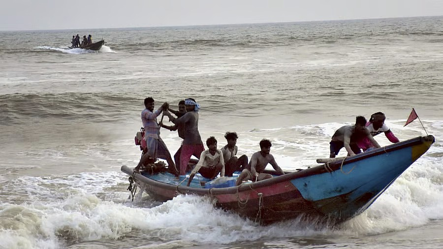 7 Indian fishermen by Sri Lanka Navy for alleged poaching